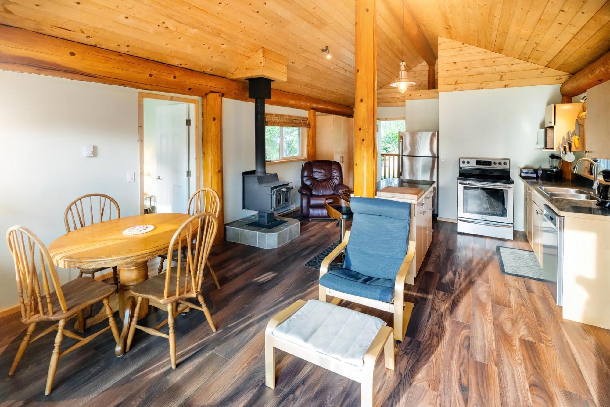 Bella Coola Grizzly Tours And Resort Hagensborg Exterior photo